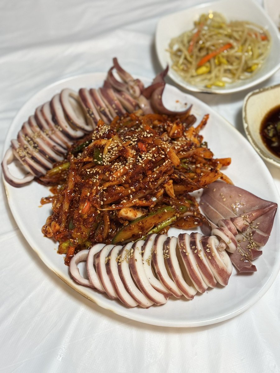 mocha__choco__'s tweet image. 위생을 살짝 포기하면 오징어 보쌈을 맛있게 먹을 수 있지