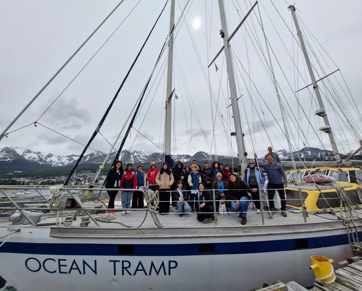 InFueTur's tweet image. Por primera vez estudiantes visitaron un velero antártico
​En el marco de las acciones que desarrolla el @InFueTur   y @iaato_org , hoy los estudiantes de 6to B de la Esc.Prov N°16 visitaron el velero Ocean Tramp de la empresa 60 South en el muelle AFASyN.
