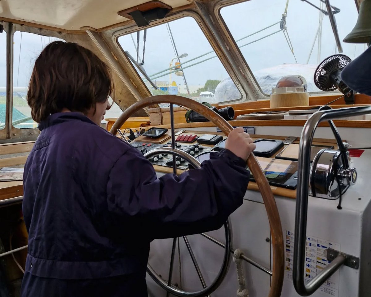 InFueTur's tweet image. Por primera vez estudiantes visitaron un velero antártico
​En el marco de las acciones que desarrolla el @InFueTur   y @iaato_org , hoy los estudiantes de 6to B de la Esc.Prov N°16 visitaron el velero Ocean Tramp de la empresa 60 South en el muelle AFASyN.