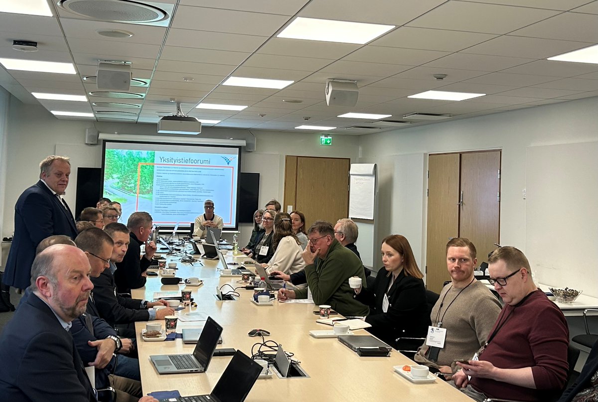 Suomen Tieyhdistyksen ja liikenne- ja viestintäministeriön järjestämässä Yksityistiefoorumissa keskusteltiin mm. yksityistielain päivityksestä ja rahoitustilanteesta eri sidosryhmien kanssa.

#Yksityistiefoorumi #yksityistiet <a href="/lvmfi/">LVM</a>