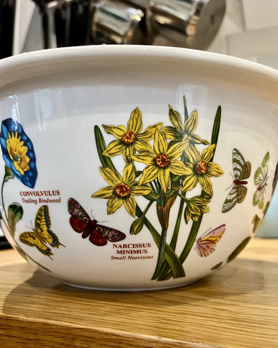 No gardening today 😏 But there’s always flowers to photograph… making Christmas puddings using my favourite mixing bowl! 💚 #FlowersOnFriday