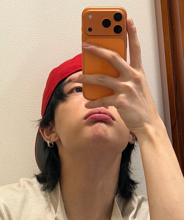 felixsaturnn's tweet image. 9 meses atrás ele tava &amp;gt;careca&amp;lt; e agora o cabelo dele tá assim é a nossa hyunpunzel mesmo