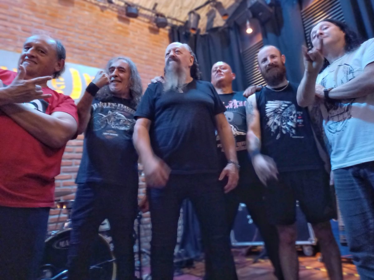 Larry Zavala estuvo en La Nave Express charlando, tocando y anunciando que su nuevo álbum ya está terminado. Programa completo en este enlace:
youtube.com/live/OEudHfwRA…