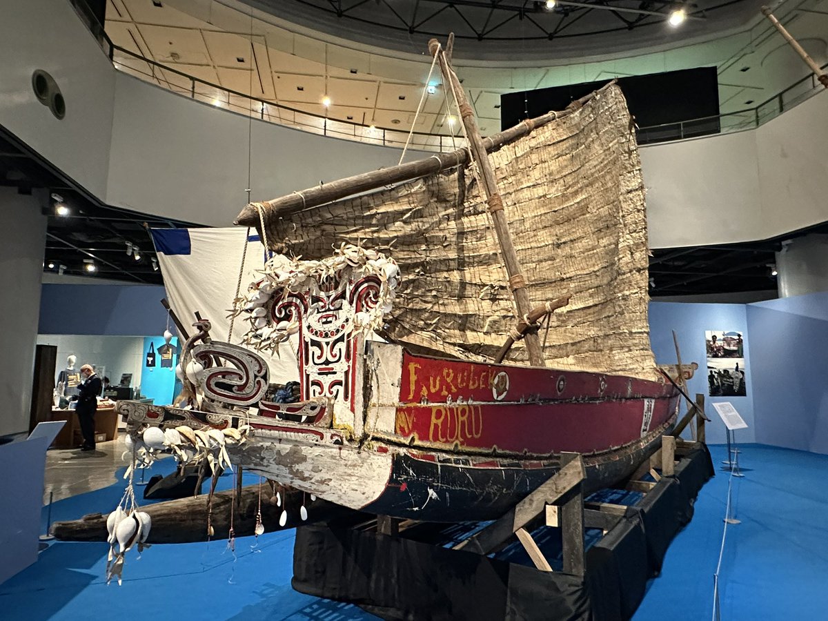 特別展「舟と人類」で展示されてたクラカヌーっていう船、装飾が可愛い