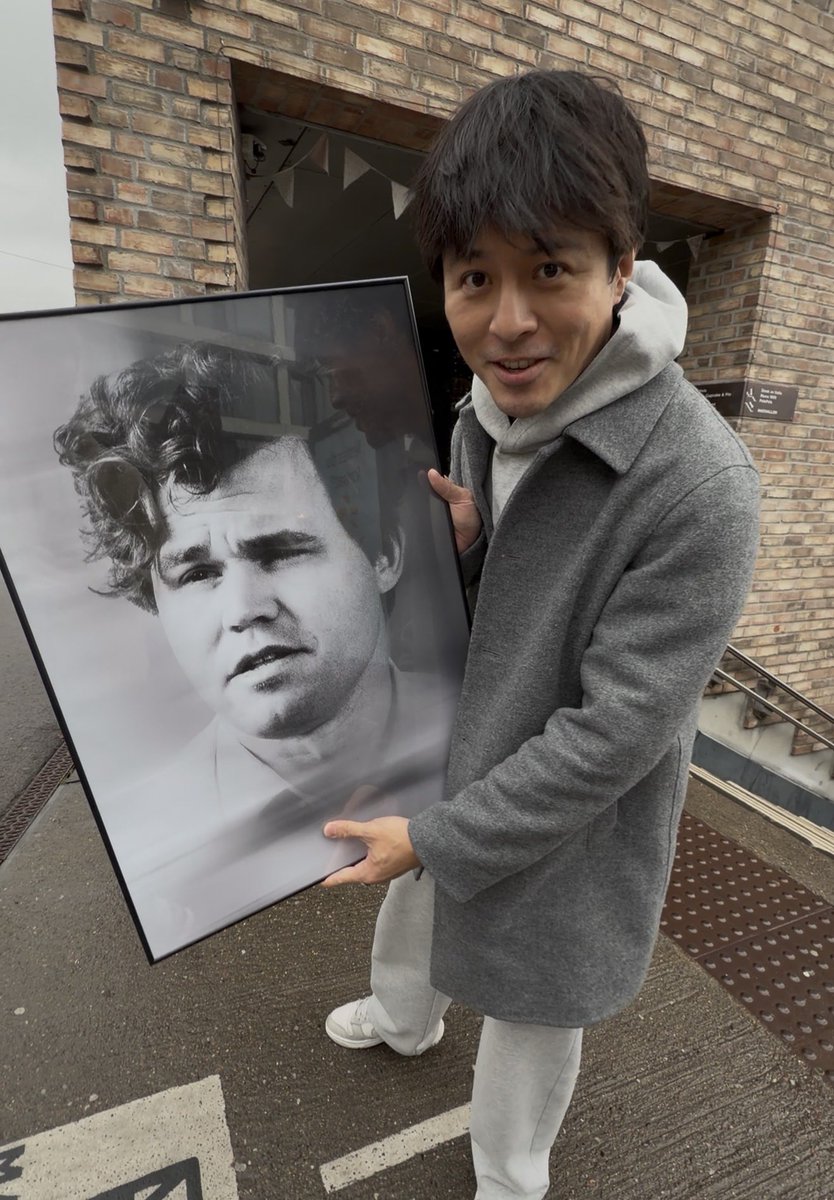 À Oslo, j’ai interpellé les Norvégiens avec ce portrait et je n’aurais jamais pensé avoir ces réponses.

Si vous ne savez pas qui est sur ce portrait, je vais vous le dire.

Il s’agit du Norvégien Magnus Carlsen, le numéro 1 mondial des échecs et GOAT absolu de la discipline