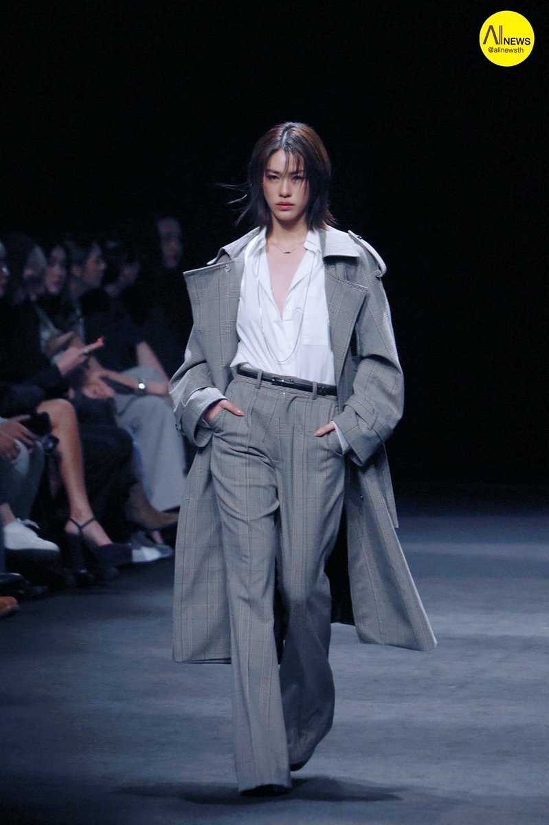 AllNews_th's tweet image. “เอมี่ - ทสร” ร่วมเดินแฟชั่นโชว์ “STUDIO UNKNOWN” ในงาน “ELLE Fashion Week 2025” 

EMIBONNIE AT EFW 2025 #StudioUnknownxEmiBonnie
#emiamily 
#EFW2025 #SeeYouAtTheTent 
#ELLEThailand #ELLEMENThailand 
#EFW25ATICONSIAM