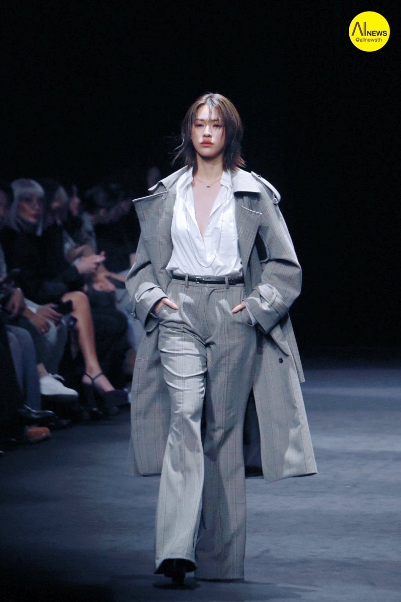 AllNews_th's tweet image. “เอมี่ - ทสร” ร่วมเดินแฟชั่นโชว์ “STUDIO UNKNOWN” ในงาน “ELLE Fashion Week 2025” 

EMIBONNIE AT EFW 2025 #StudioUnknownxEmiBonnie
#emiamily 
#EFW2025 #SeeYouAtTheTent 
#ELLEThailand #ELLEMENThailand 
#EFW25ATICONSIAM