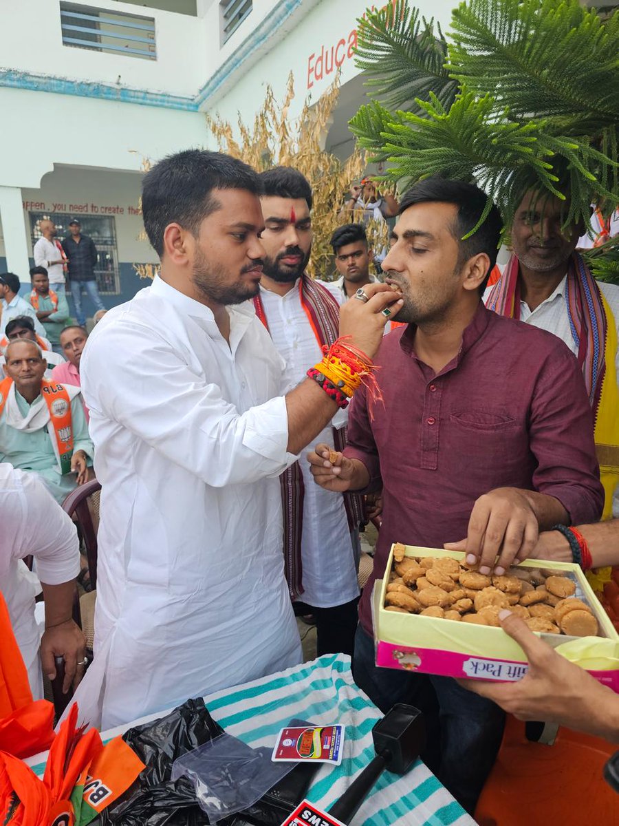 atsshow7's tweet image. #BiharElection2025 शाहपुर राकेश ओझा…
बोले थे न भाई को जीता के दिखा देंगे ।