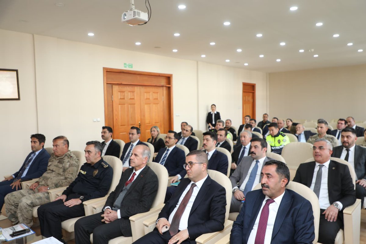 📍#Kars Valiliği

Valimiz Ziya Polat’ın başkanlığında, ilgili kurumların katılımıyla Kış Tedbirleri Koordinasyon Toplantısı gerçekleştirildi.

Toplantıda; 2025-2026 kış döneminde ilimizde alınan ve alınacak tedbirler ile ilgili kurumlararası koordinasyon konuları görüşüldü.