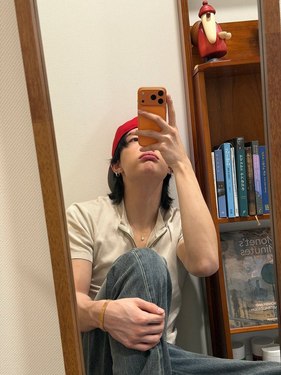 ssomi_SKZlove's tweet image. 책장 속 현진이의 책들📚

- 도리언 그레이의 초상
- 물고기는 존재하지 않는다
- 예지몽 
- 데일 카네기 자기관리론
- 용혜원 제77시집 당신을 사랑합니다
- 드림 스펙트럼 - 빛과 색 이야기
- 채식주의자
- 밤하늘은 언제나 가장 짙은 블루