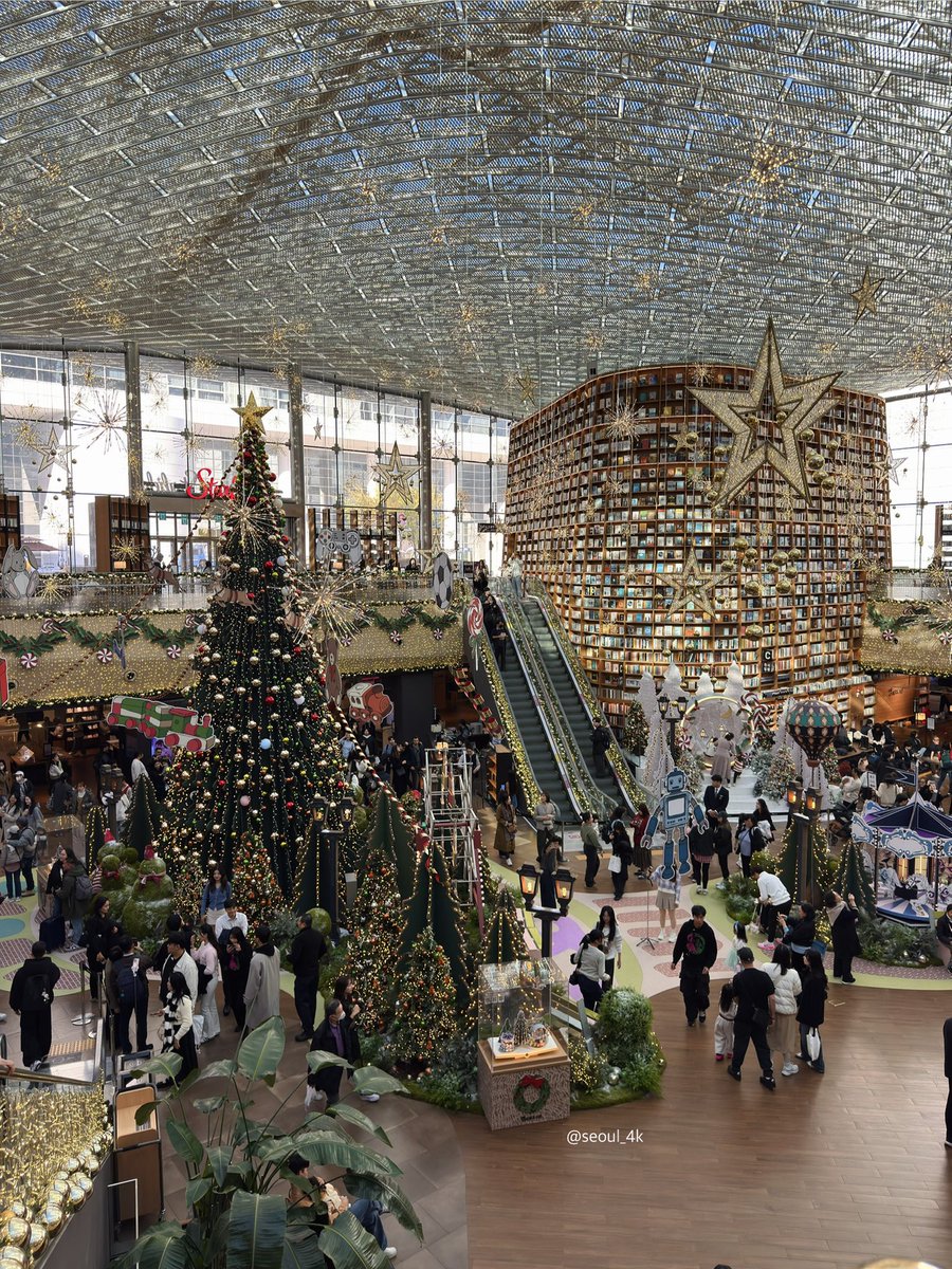 seoul_4k's tweet photo. ‘책 속에서 펼쳐지는 크리스마스 축제’ 📚🎄
/ A Page of Christmas Wonder
Nov 13, 2025 (Thu) – Jan 31, 2026 (Sat)

별마당도서관, 스타필드 코엑스몰
/ Starfield Library, COEX Mall

📹 Full Video
https://t.co/m7Ed5qkrV9

#별마당도서관 #코엑스 #starfieldlibrary  #크리스마스 #christmas https://t.co/loC0n1iS0c