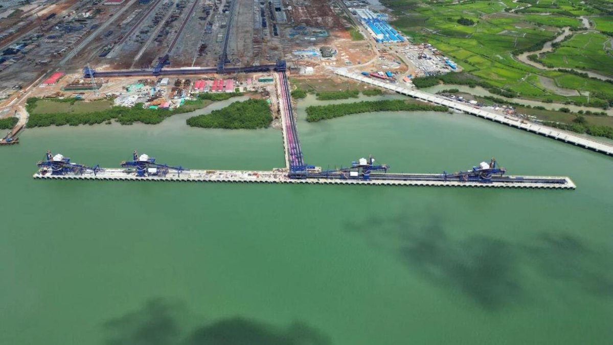 CCCCLTDofficial's tweet image. 🌞 #Guinea&apos;s Simandou iron ore project is now operational! #CCCC&apos;s #CHEC built key port infrastructure including Maribaya terminal and navigation channels. The first shipment has sailed—a major milestone for West Africa&apos;s mining corridor and global steel supply.🌊