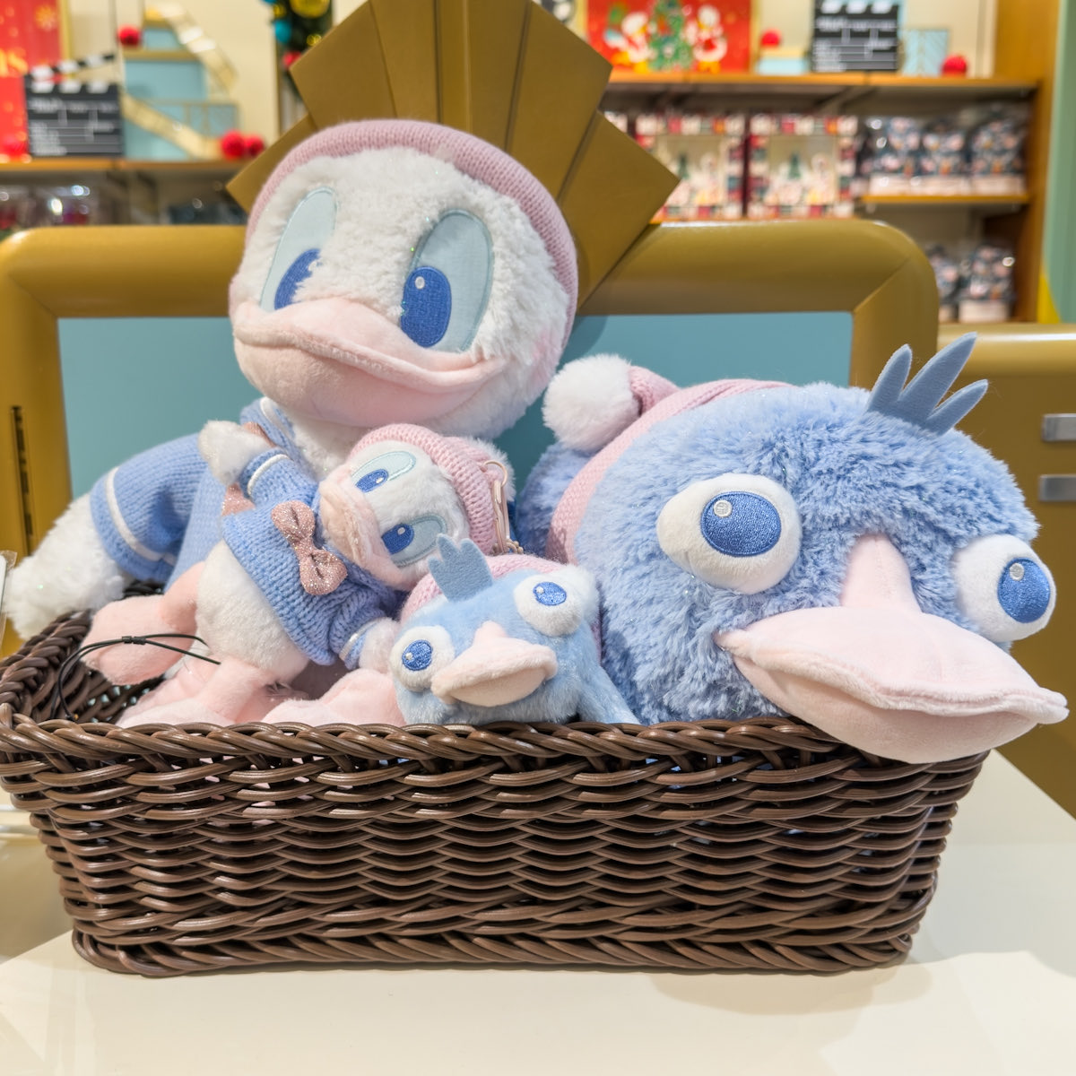 ピンク×ブルー！ 「ディズニーストア」 キラキラ輝くぬいぐるみ