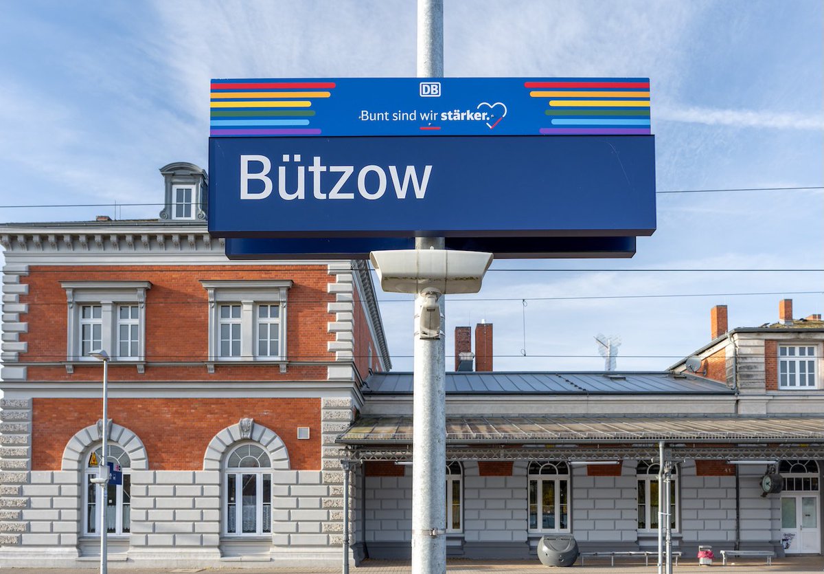 An den Bahnsteigen des Bahnhofs Bützow hat die DB über den Bahnhofsschildern sogenannte Vielfaltsschilder angebracht – eine Reaktion auf die Beflaggung des Bahnhofsgebäudes mit AfD-Fahnen und ein Zeichen für Vielfalt, Toleranz und Respekt. #AfD
