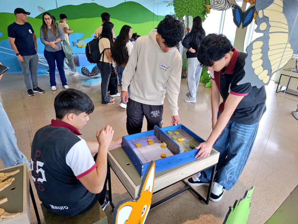 PCMisiones's tweet image. En el marco del programa #Yendo, el Fun Tour del Conocimiento, recibimos a estudiantes del BOP 22 de Puerto Libertad y del BOP 83 de Fachinal 👩‍🎓👨‍🎓

Junto a los equipos del Parque del Conocimiento y de la Subsecretaria de la Juventud del @MDSMisiones.