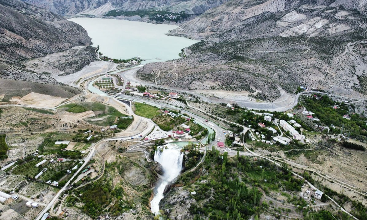 UZUNDERE’NİN TURİZM ALTYAPISINI GÜÇLENDİRECEK PROJEDE İMZALAR ATILDI
2025Yılı Fizibilite Desteği Programı kapsamında destek almaya hak kazanan ve Uzundere Belediyesi tarafından yürütülecek “Tortum Gölü İskele ve Şelale Giriş Takı Fizibilite Projesi”nin destek sözleşmesi imzalandı