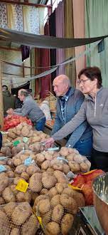 CalendariErmita's tweet photo. #mercats #calendariermità Diumenge 16/11 se celebra la 10a edició del #MercatTrumfo i la Sal a Odèn un petit municipi al nord del #Solsonès on es cultiven els #trumfos🥔🥔 el nom que reben les excel·lents #patates de muntanya de la zona.
▶️ https://t.co/aR8cBpuzpM https://t.co/Gu1JZVocQ7