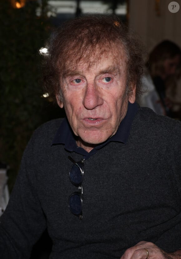 Jamais été grand fan de cette tronche de caniche roux à la voix fluette de tata-bobo-gaucho- caviardisé.
Mais voilà que le gringalet défraîchi traite des millions de français de cons pour voter RN et menace de se casser en Suisse.
Cher Alain, ferme ta gueule et casse-toi !