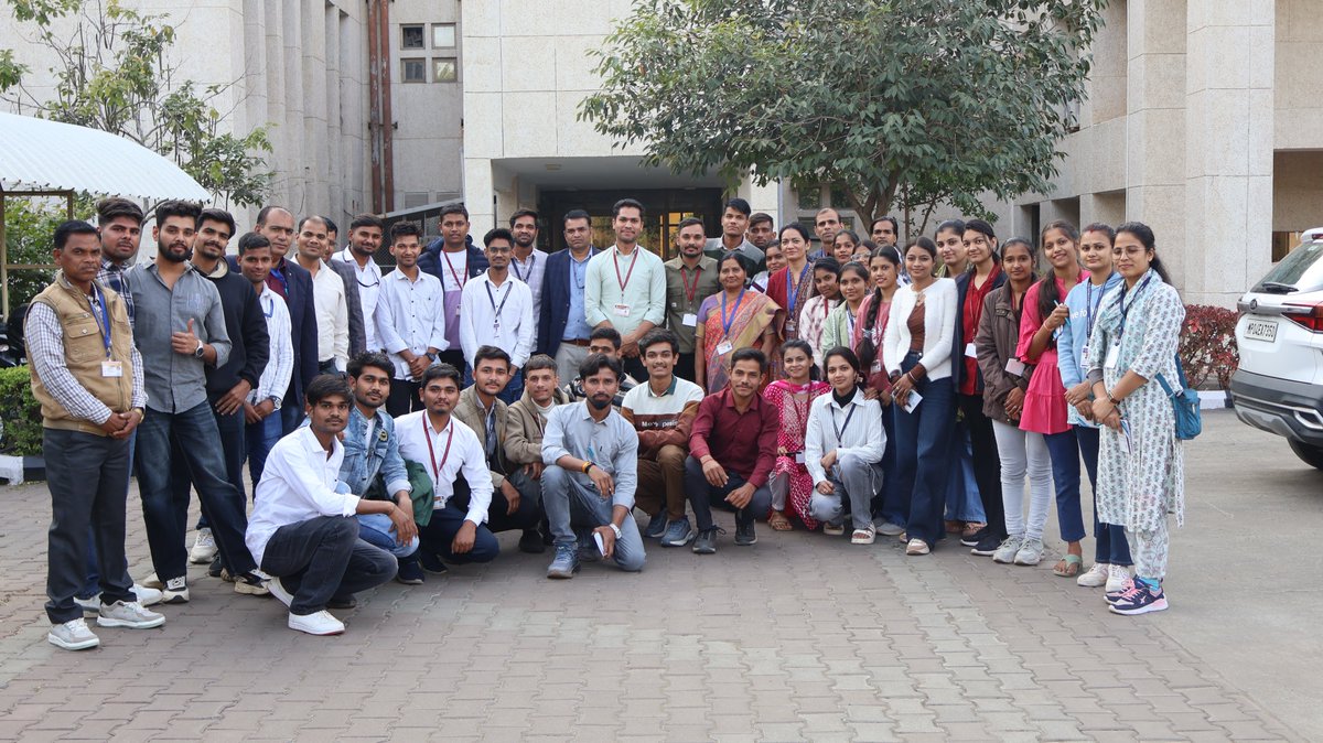 CS2_IISERB's tweet image. We were glad to host students &amp;amp; faculty from Govt. P.G. College, Guna (M.P.) on Nov 14, 2025.
Their visit included an IISER intro session, an inspiring talk by Prof. Amit Paul, and a chemistry lab tour.
A day of curiosity, learning &amp;amp; inspiration!