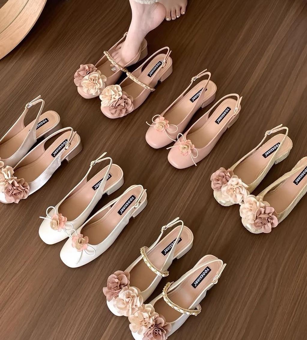 racunincenter's tweet photo. pretty footwear you must have

— a thread https://t.co/9KDo6W9YK9