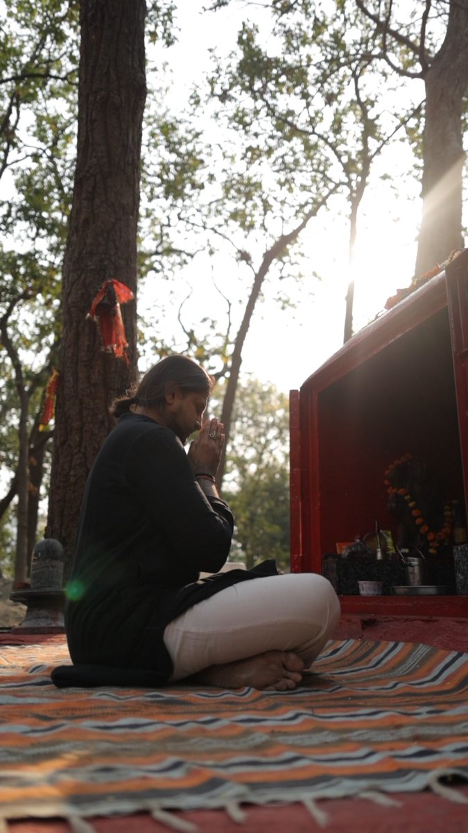 bhavesh_yuj's tweet photo. The first sound a child speaks is “Maa”. Through that one word, the world begins to feel familiar. Our earliest memory is resting on the mother’s lap, feeling a kind of love that needs no explanation. From her, we learn what safety, care, and trust feel like.

And when you look at it closely, the love of the mother you are born to is the way the Divine Mother shows Herself. Her warmth reflects the compassion of Devi Maa. Her protection mirrors the protection that quietly surrounds us. And in that same bliss, may the Divine Mother bless us, guide us, and hold us gently.

Jai Maa 🔱🌺