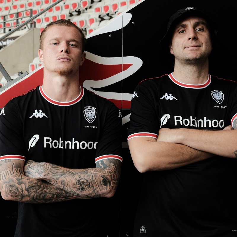 ogcnice's tweet photo. Honneur et Fidélité. 🖤

Kappa, l’OGC Nice et la Populaire Sud sont fiers de dévoiler "Populaire Sud", un maillot en hommage aux 40 ans du mouvement ultra à Nice.