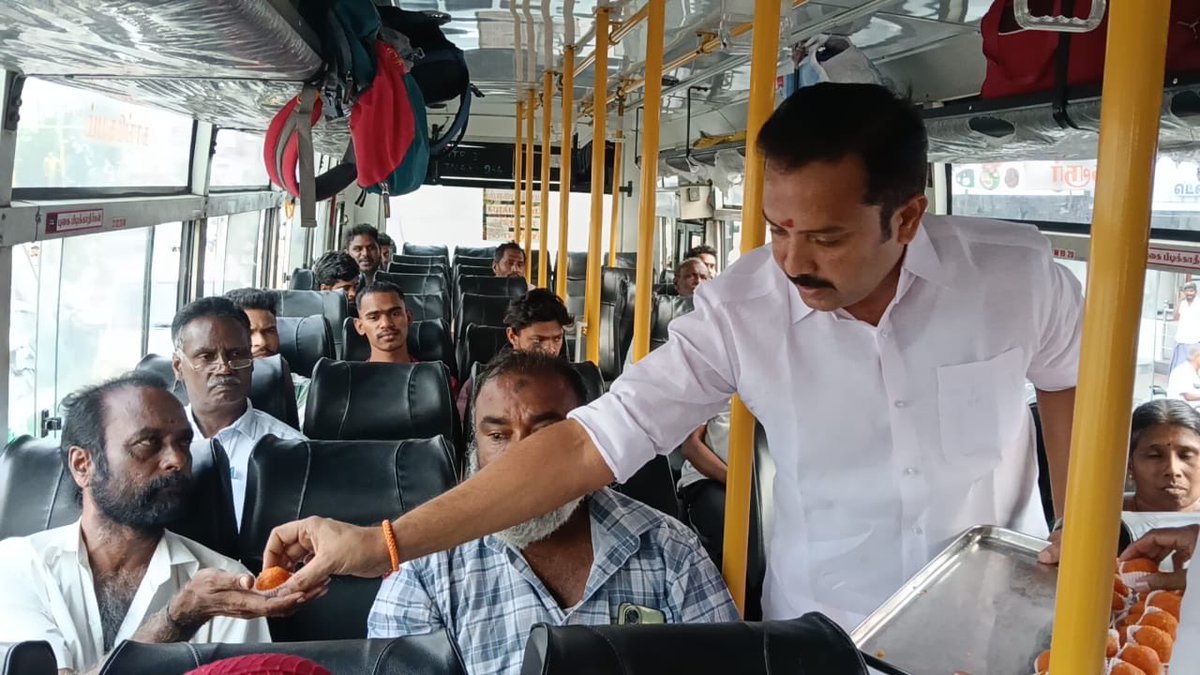 பீகார் மாநில சட்டமன்ற தேர்தலில் தேசிய ஜனநாயகக் கூட்டணியின் மாபெரும் வெற்றியை கொண்டாடும் விதமாக கரூர் மாவட்ட பாரதிய ஜனதா கட்சியின் சார்பில் கரூர் பஸ் நிலையம் அருகே பட்டாசு வெடித்து பொதுமக்களுக்கு இனிப்புகள் வழங்கினோம்.

இன்றைக்கு பீகார்...
நாளைக்கு தமிழகம்...
பிஜேபியின் வெற்றி...