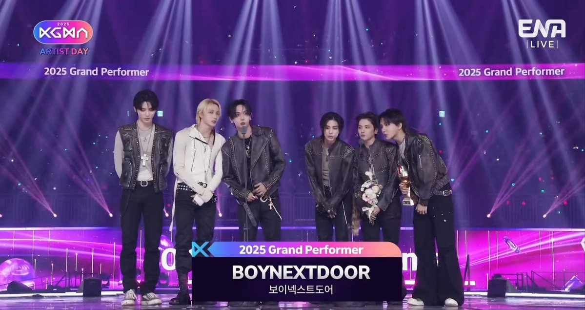 BND_STRM's tweet image. 🏆 BOYNEXTDOOR가 2025 KGMA에서 &amp;lt;2025 Grand Performer&amp;gt; 수상하였습니다!

BOYNEXTDOOR의 첫 번째 대상인 그랜드 퍼포머 수상을 축하합니다 🎉 

#보이넥스트도어_그랜드퍼포머
#BOYNEXTDOOR_GRANDPERFORMER