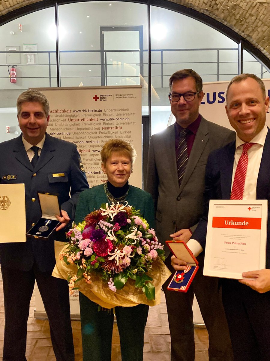 🟥 Ehrung für Petra Pau
Gestern wurde <a href="/PetraPauMaHe/">Petra Pau</a>  mit dem „Leistungsabzeichen in Gold“ des Landesverbandes des DRK Berlin und dem „Ehrenzeichen der Präsidentin des Technischen Hilfswerks“ geehrt. Guter Dank für Jahre Arbeit !
