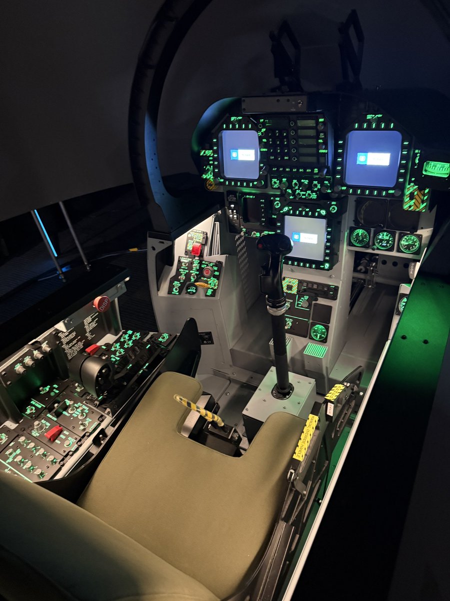 OTARU_D_A_F's tweet image. 今日1番の興奮ポイント！
F/A-18CコックピットのイジェクションシートのARMレバーの動き・シートの高さ調整ちゃんとスイッチで動く！！！👀
#Simpitストア