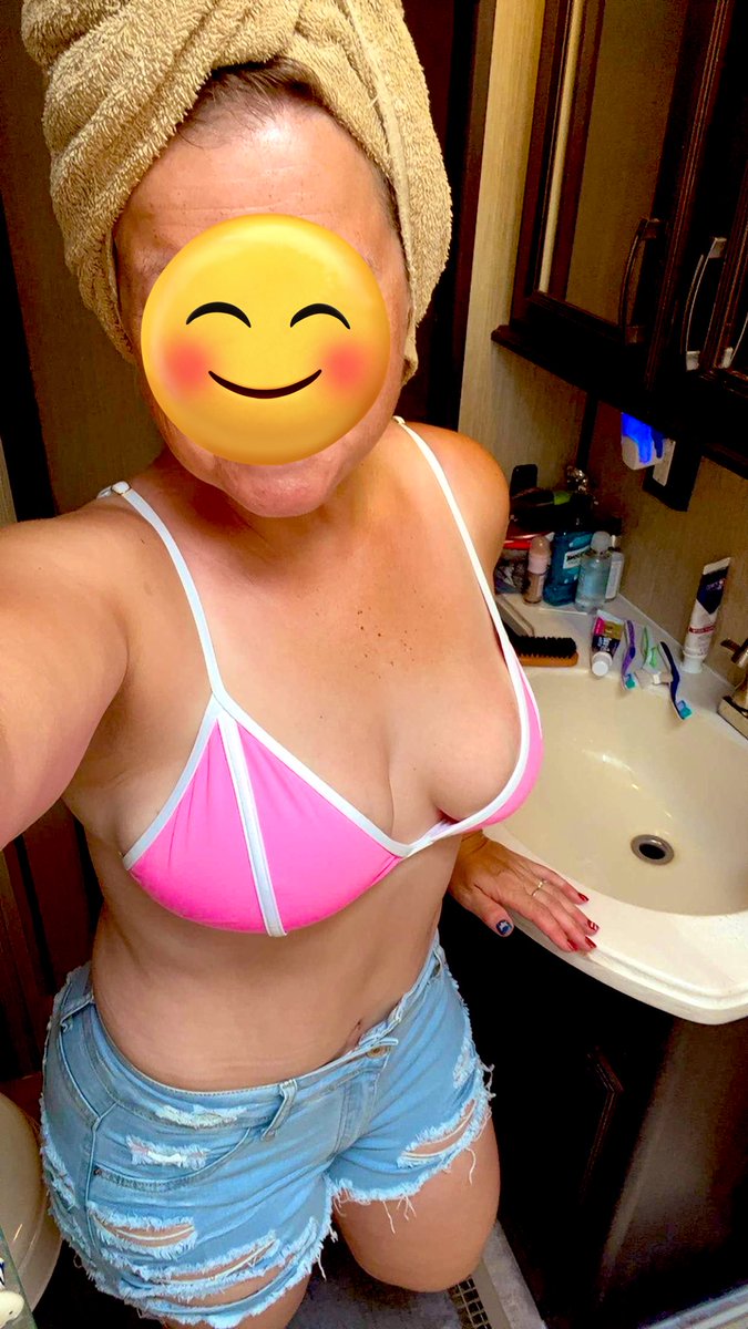 MilfYaya's tweet photo. One of my favorite summer outfits is my bikini top with shorts. Want to see even more be sure to head over to https://t.co/JYOy8iGBGA #milf #blondenextdoor #curvy #bifemale #PWAG #fitnessmom #gymgirl #countrygirl #bikinis #bikiniday https://t.co/R2984XpgCE
