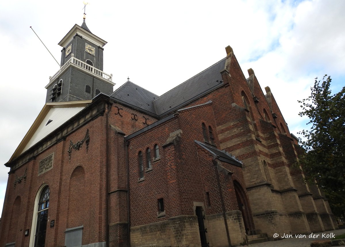 BekiekTwente's tweet photo. In 1826 stortte de toren voor de Schildkerk in.
De bestrating geeft nog de contouren aan.
Op meerdere plekken zwerfkeien als fundering (?).
#Rijssen #Riessen
#Twente #BekiekTwente https://t.co/AvCj7wxv6y