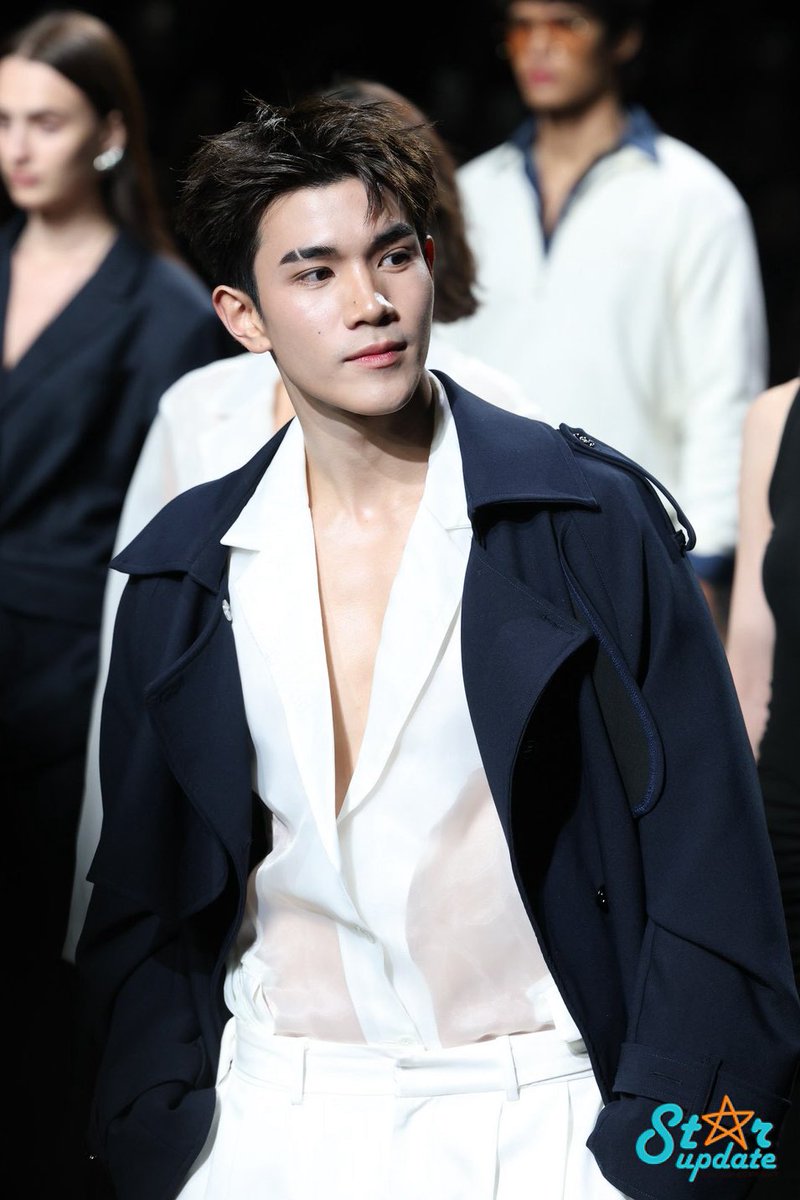 webstarupdate's tweet image. พี่นายแบบ #โฟร์ทณัฐวรรธน์ ระหว่างเดินรันเวย์แบรนด์ Studio Unknown ในงาน ELLE Fashion Week 2025

MODEL FOURTH IN EFW 2025 
#STUDIOUNKNOWNxFOURTH
#Fourthnattawat #โฟร์ทณัฐวรรธน์