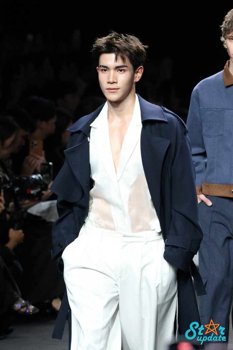 webstarupdate's tweet image. พี่นายแบบ #โฟร์ทณัฐวรรธน์ ระหว่างเดินรันเวย์แบรนด์ Studio Unknown ในงาน ELLE Fashion Week 2025

MODEL FOURTH IN EFW 2025 
#STUDIOUNKNOWNxFOURTH
#Fourthnattawat #โฟร์ทณัฐวรรธน์