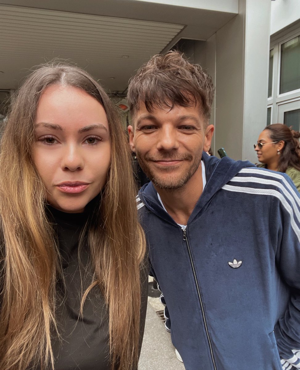 alexis ◟̽◞̽ met lou tweet media