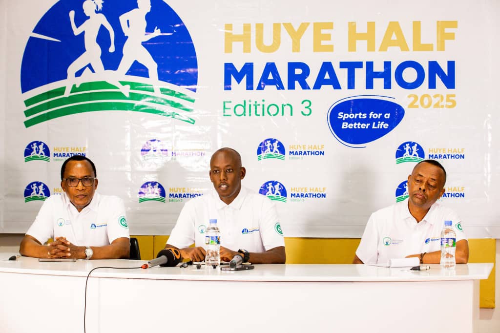 RADIOSALUS1's tweet image. Kuri uyu wa Gatanu muri @HuyeDistrict habereye ikiganiro n&apos;itangazamakuru kigaruka ku isiganwa rya @HuyeHalfMarath_ rizaba ku nshuro ya gatatu, kuwa 30/11/2025.
Umwihariko ni uko hazaba harimo icyiciro cy&apos;abantu afite ubumuga bazasiganwa mu tugare; n&apos;abatwara amagare asanzwe.