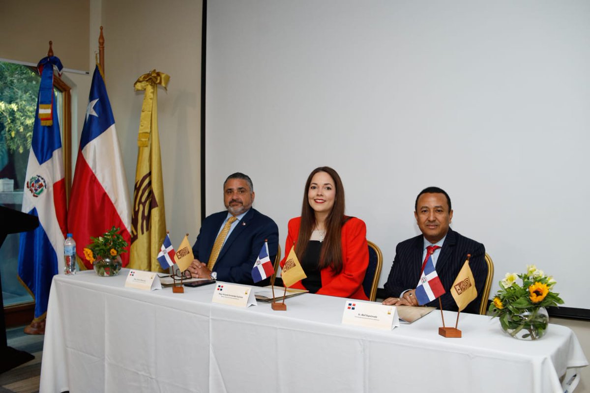 juntacentral's tweet photo. Continuamos desde Chile la jornada de recepción de propuestas para la conformación de las Oficinas de Coordinación de Logística Electoral en el Exterior (#OCLEE), como parte del proceso de cara a las elecciones de 2028.
Este encuentro fue encabezado, por la miembro titular del #PlenoJCE y coordinadora de la Comisión del Voto Dominicano en el Exterior, Hirayda Fernández Guzmán (@hiraydamarcelle) y el miembro titular del #PlenoJCE, Samir Chami Isa (@samirchamiisa); junto a ellos el director del Voto Dominicano en el Exterior, Well Sepúlveda (@WellSepulveda); la encargada de la #OSE en Chile, Angela Coen; la secretaria de la comisión de la dirección del Voto Dominicano en el Exterior, Celide Pérez; la subdirectora de Comunicaciones, Yohanna Valenzuela; y demás miembros de la #OSE.