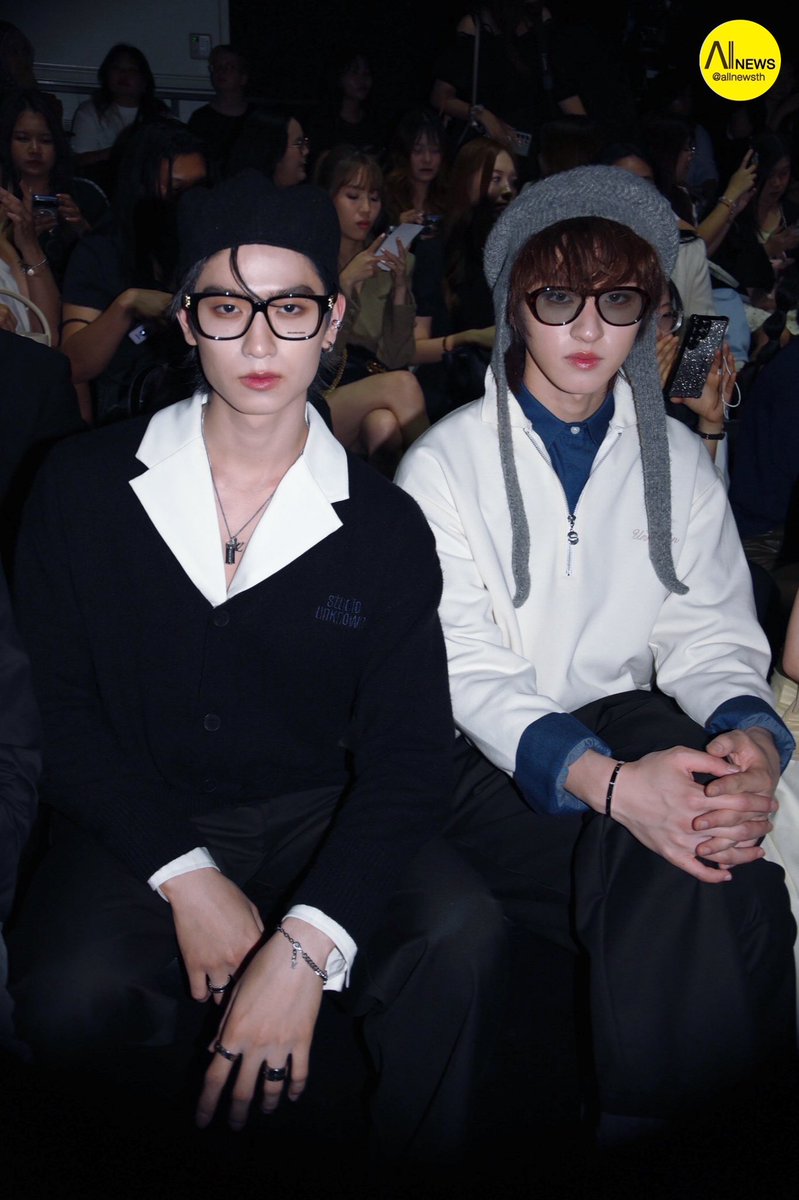 tmk_base's tweet photo. front row boyfies slaying so hard 🤩 

STUDIO UNKNOWN X THOMASKONG 
#EFW2025xThomasKong
#thomaskong #โทมัสก้อง
@tthomastc @kongjiro_ https://t.co/HAx0SkQK53