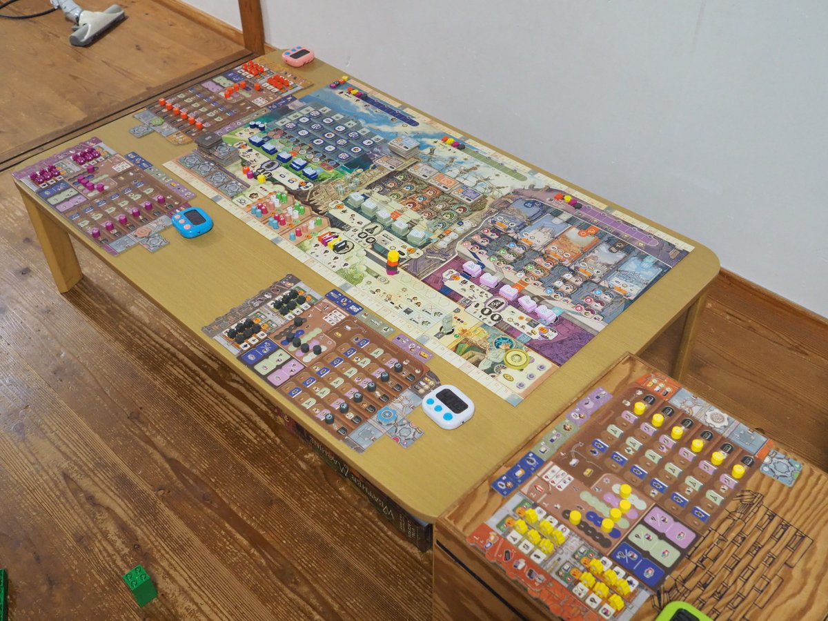 matz_jon's tweet photo. てなわけで4人用セットアップ完了したぜ「ウェザーマシーン」ボードゲームっ!記録によれば今回で10回目、初の「ルールミスなし」プレイを目指せっ。理系職業人の魂が煮えたぎるぜっっ!!
#WeatherMachine https://t.co/vcHTNLz5am