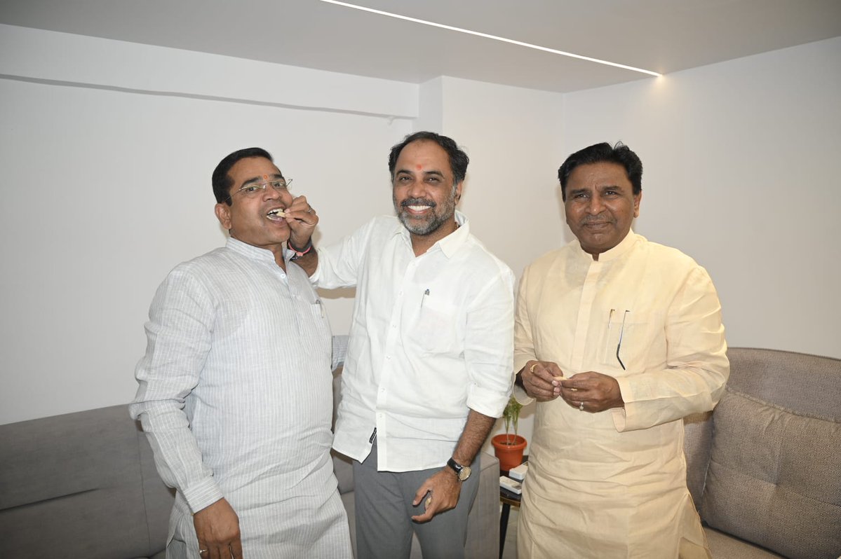 sambhajipatil77's tweet image. बिहार है भाजपा और विकास के संग...

बिहार विधानसभा निवडणुकीत भाजपा प्रणित एनडीए आघाडीच्या भव्य विजयानिमित्त आमदार अभिमन्यूजी पवार यांच्यासह जिल्हाध्यक्ष बसवराजजी पाटील मुरुमकर यांना मिठाई भरवून आनंदोत्सव साजरा केला.

या भव्य विजयासाठी भाजपा व सर्व मित्र पक्ष कार्यकर्ता बांधव यांचे…