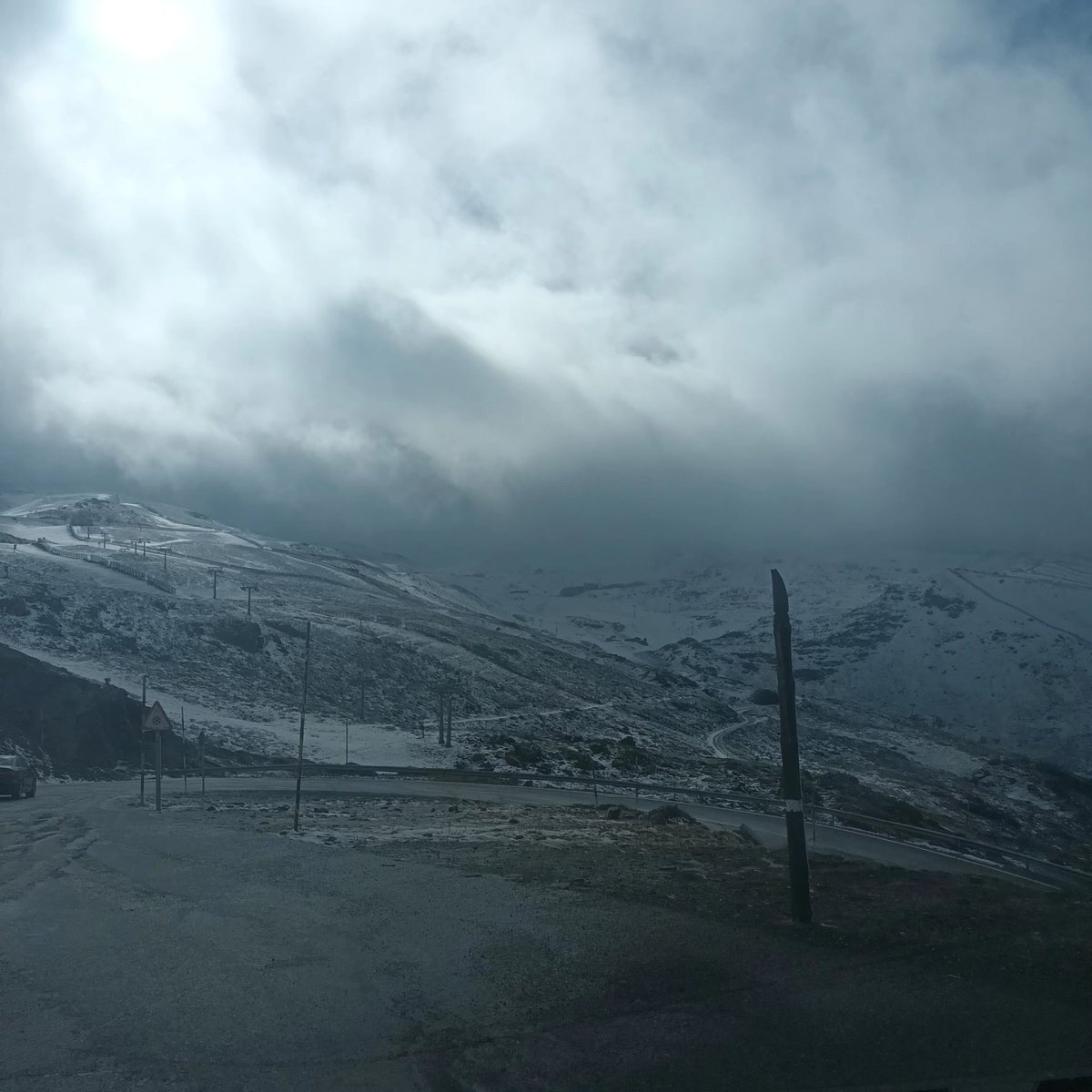 De visita a ver el primer nevazo de nuestra Sierra Nevada, que tiene pinta que va a ser un otoño-invierno-primavera potente en nevadas.❄️❄️