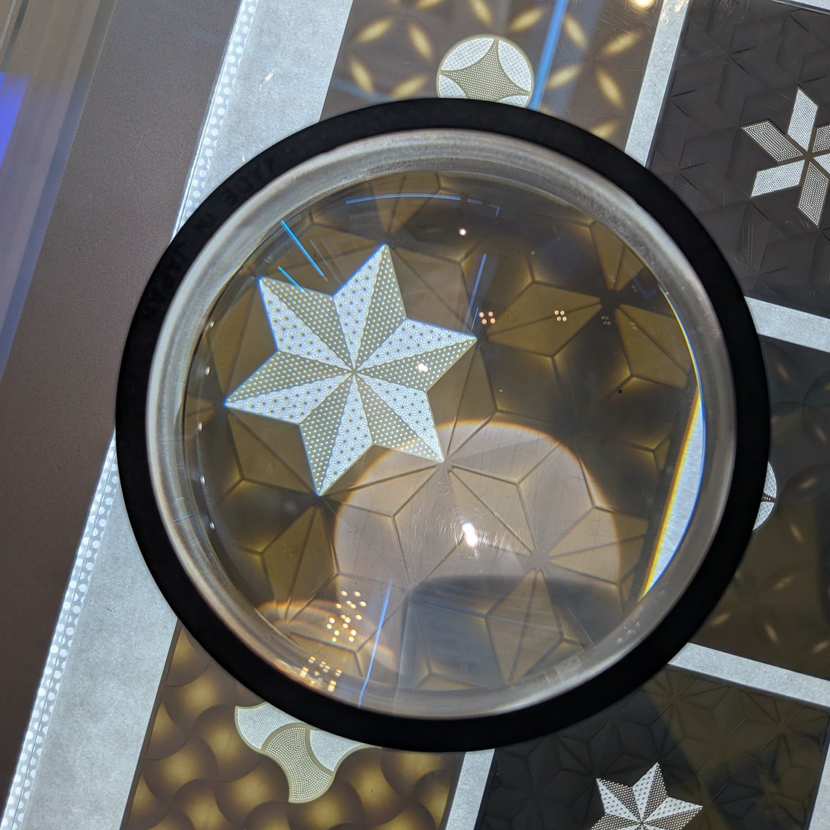 N3uuSp3ak's tweet image. POTICONは強度はあるけどサクッと削れるから微細加工に最適らしい
20ミクロン残して綺麗な丸穴を開けられるってどうなってんの？