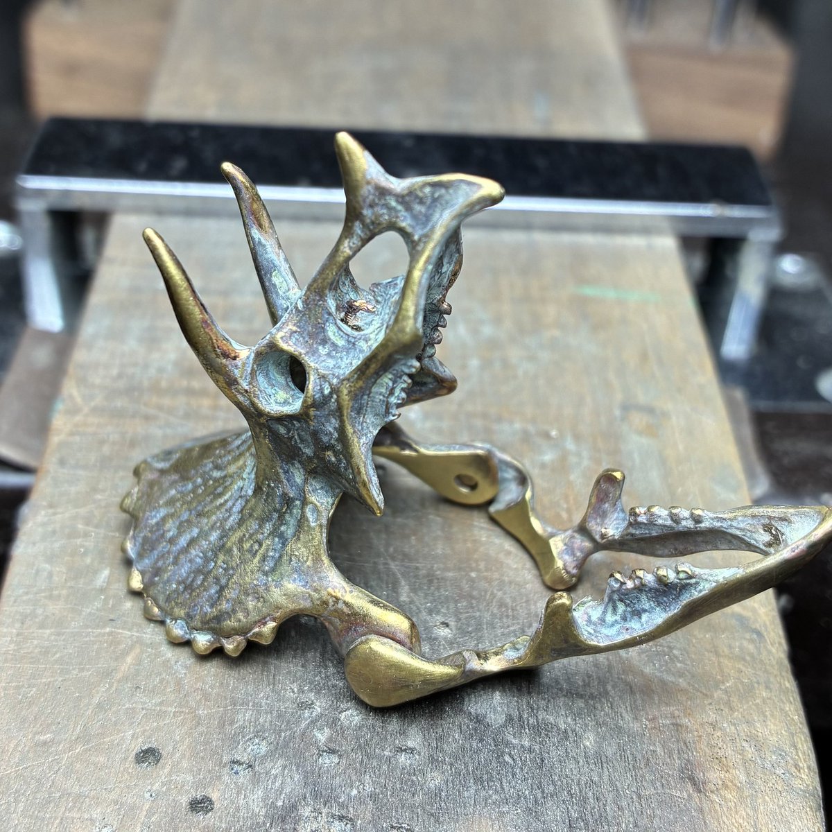 jupit_record's tweet image. 数日窓際に置いたらここまでエイジングがすすんだ

真鍮はエイジングが安定しないらしいからこれ以降こうなるのかは不明

(100年後まで頑張って誰かに愛されて本物のアンティークになるんだぞ😌)