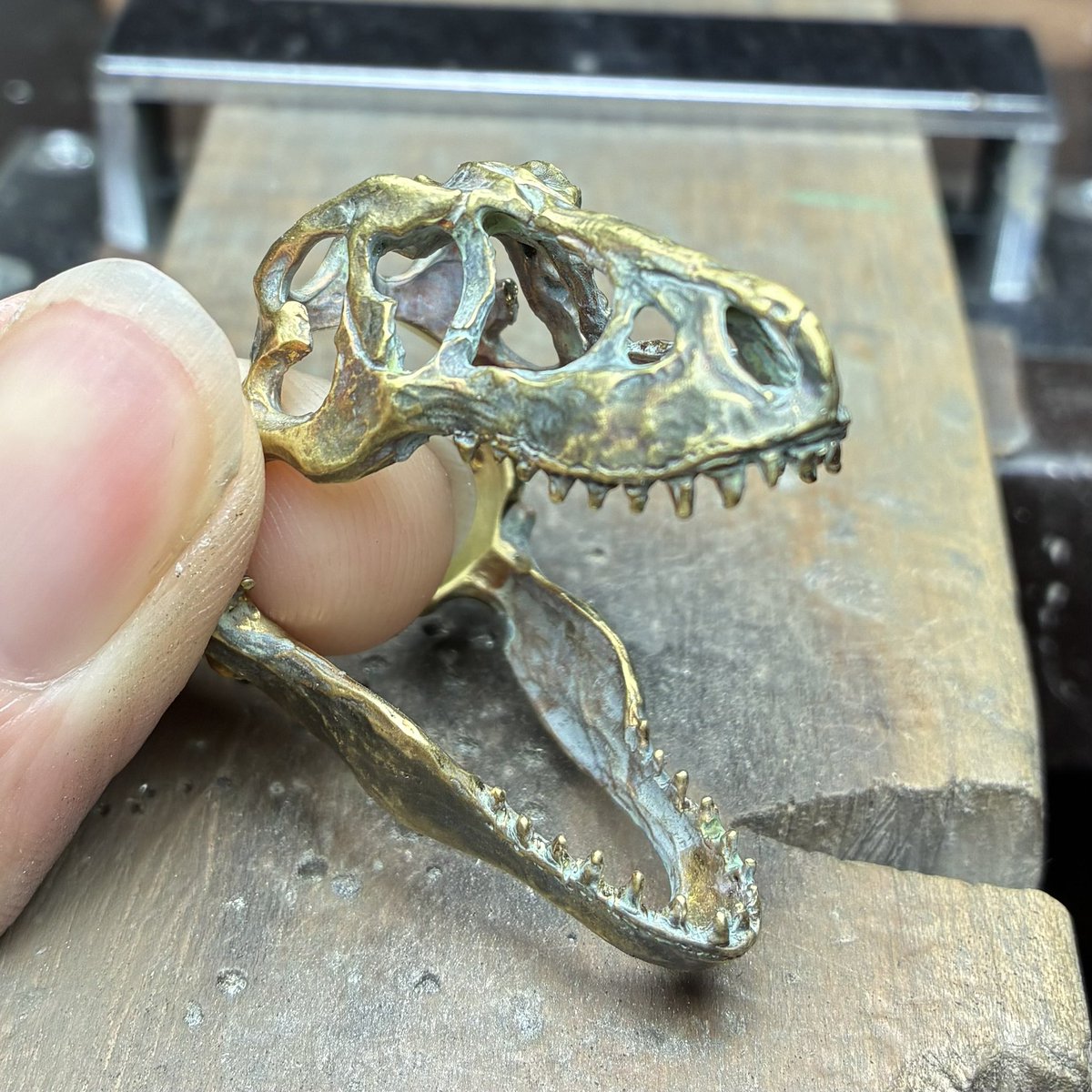 jupit_record's tweet image. 数日窓際に置いたらここまでエイジングがすすんだ

真鍮はエイジングが安定しないらしいからこれ以降こうなるのかは不明

(100年後まで頑張って誰かに愛されて本物のアンティークになるんだぞ😌)