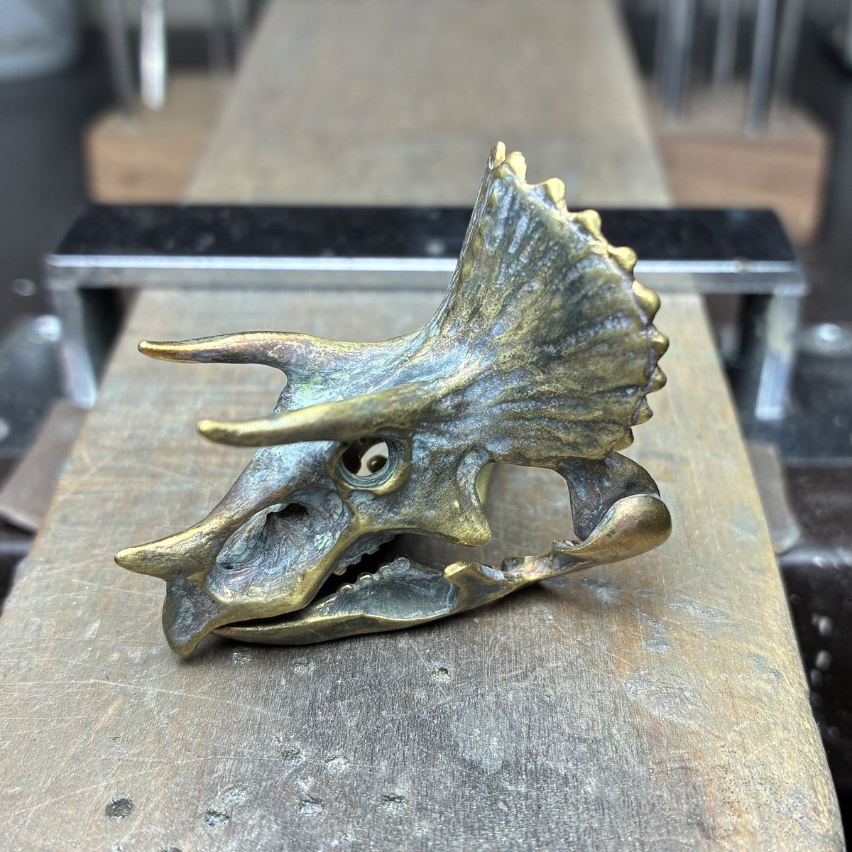 jupit_record's tweet image. 数日窓際に置いたらここまでエイジングがすすんだ

真鍮はエイジングが安定しないらしいからこれ以降こうなるのかは不明

(100年後まで頑張って誰かに愛されて本物のアンティークになるんだぞ😌)