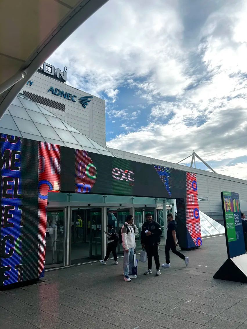 RadulaskiJana's tweet image. First time at Excel! Very glad to have attended the Business show with my coursemates! Met some great people and had a lovely time!

#lsbugames #gamedev #excel
