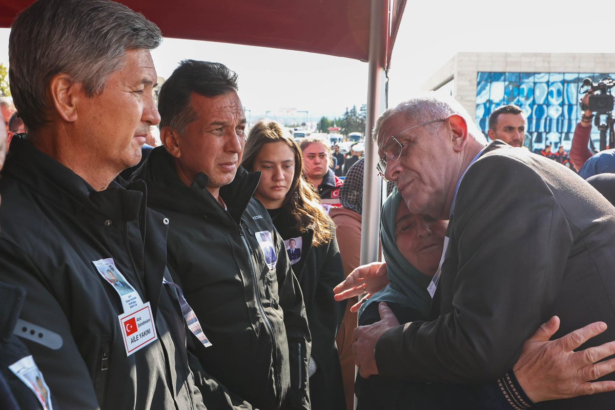 Şehit Hava Pilot Üsteğmen Cüneyt Kandemir, 
Şehit Hava Uçak Bakım Astsubay Kıdemli Başçavuş Ümit İnce, 
Şehit Hava Ulaştırma Uzman Çavuş Cem Dolapci'nin Ahmet Hamdi Akseki Camii'nde düzenlenen cenaze törenine katıldık.

Şehitlerimize Allah'tan rahmet, kederli ailelerine, Türk