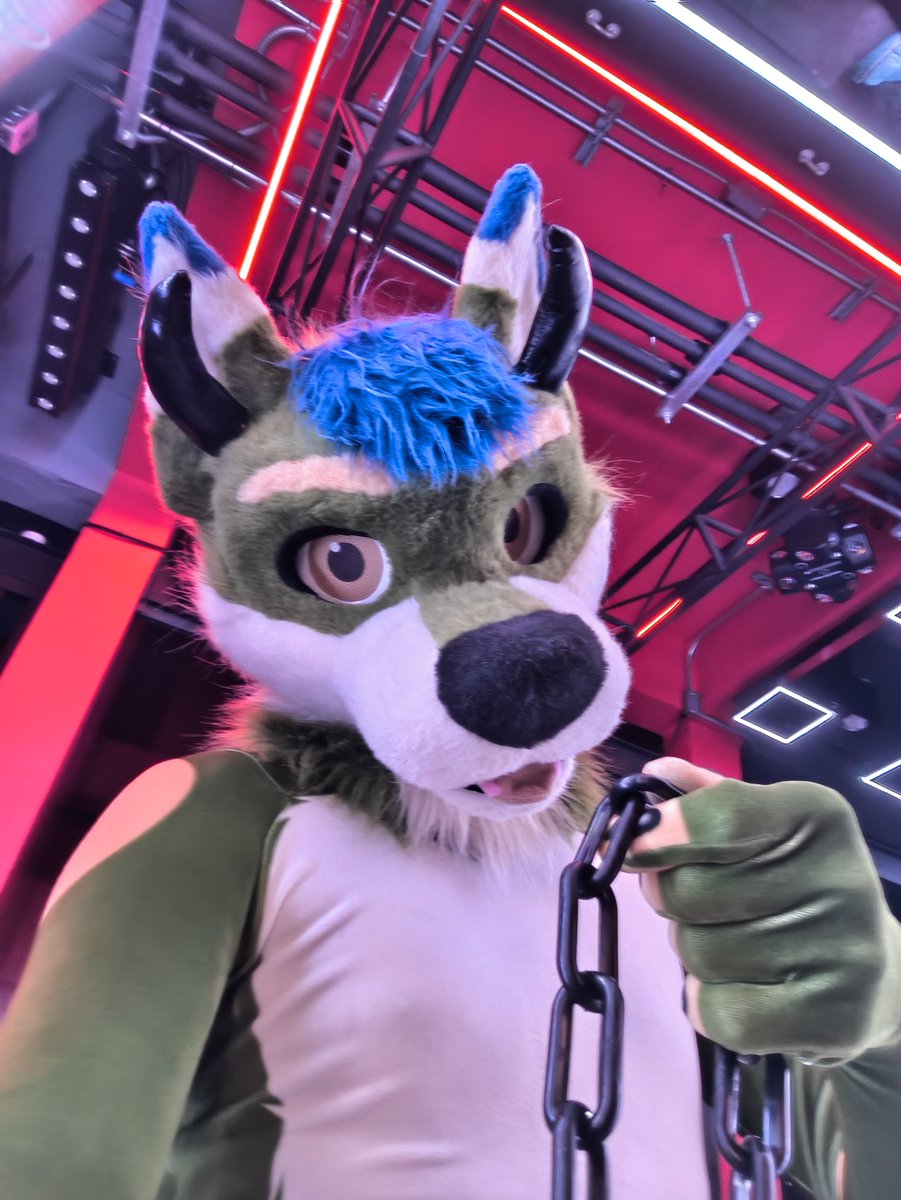 Come here...
#FursuitFriday l