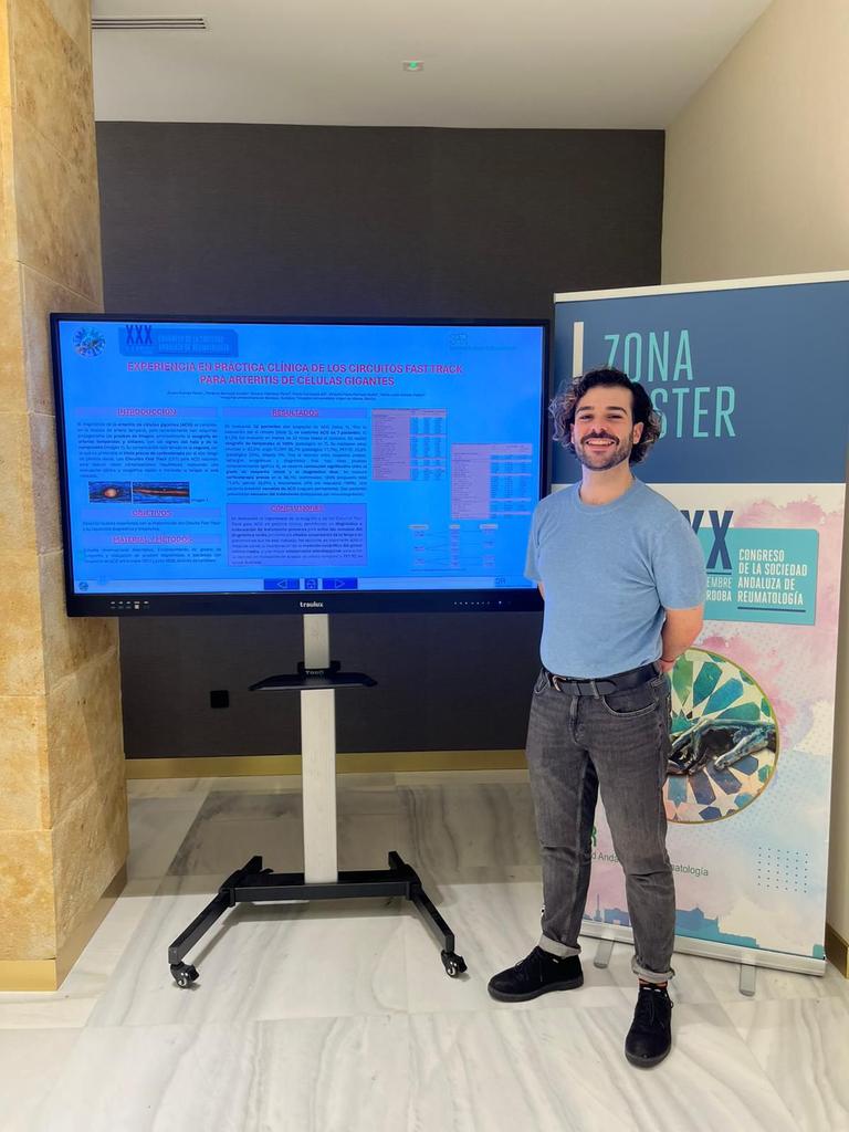 ReumaHUValme's tweet image. 📌 Álvaro Román Pérez presenta su experiencia en práctica clínica en circuito #FastTrack para arteritis de células gigantes #ACG, tras ser parte fundamental de su implantación en el #HospitalValme @AGSSurSevilla 🩸
👇