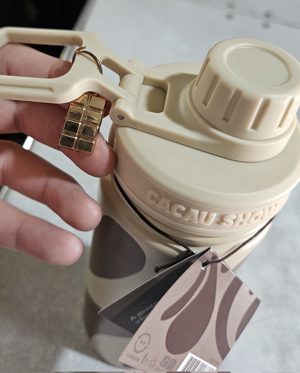 dinlenrau's tweet image. fui na cacau show comprwr o presente do meu pai e moça disse "voce nao acredita no que chegou" e eh óbvio que eu levei